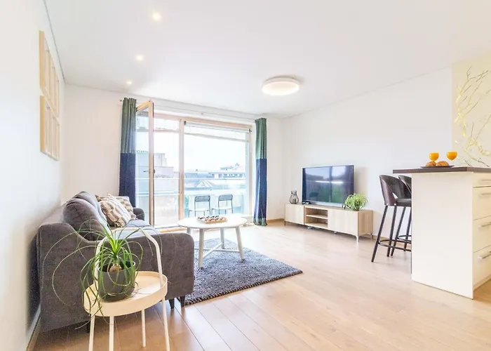 Cohost I Sunny Center Apt, Covered Parking, Balcony & Self Check-In