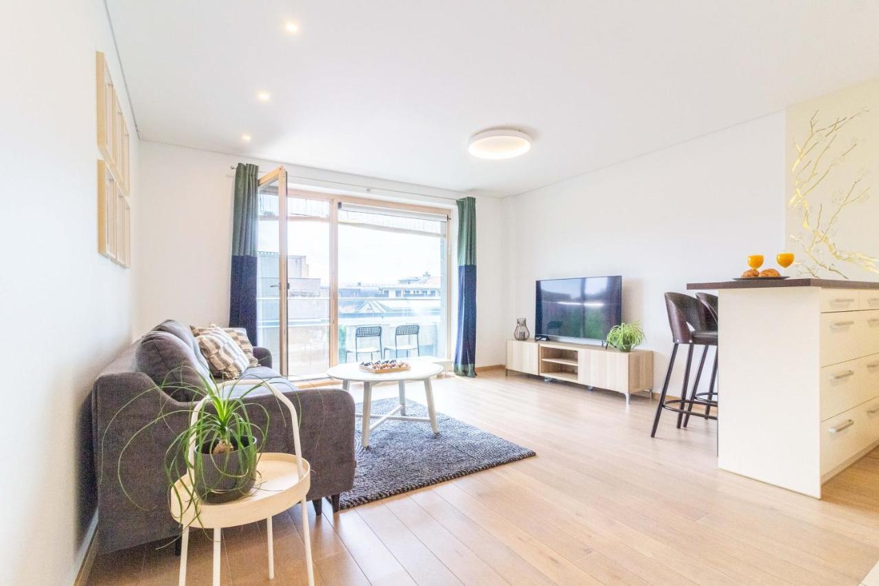 Cohost I Sunny Center Apt, Covered Parking, Balcony & Self Check-in