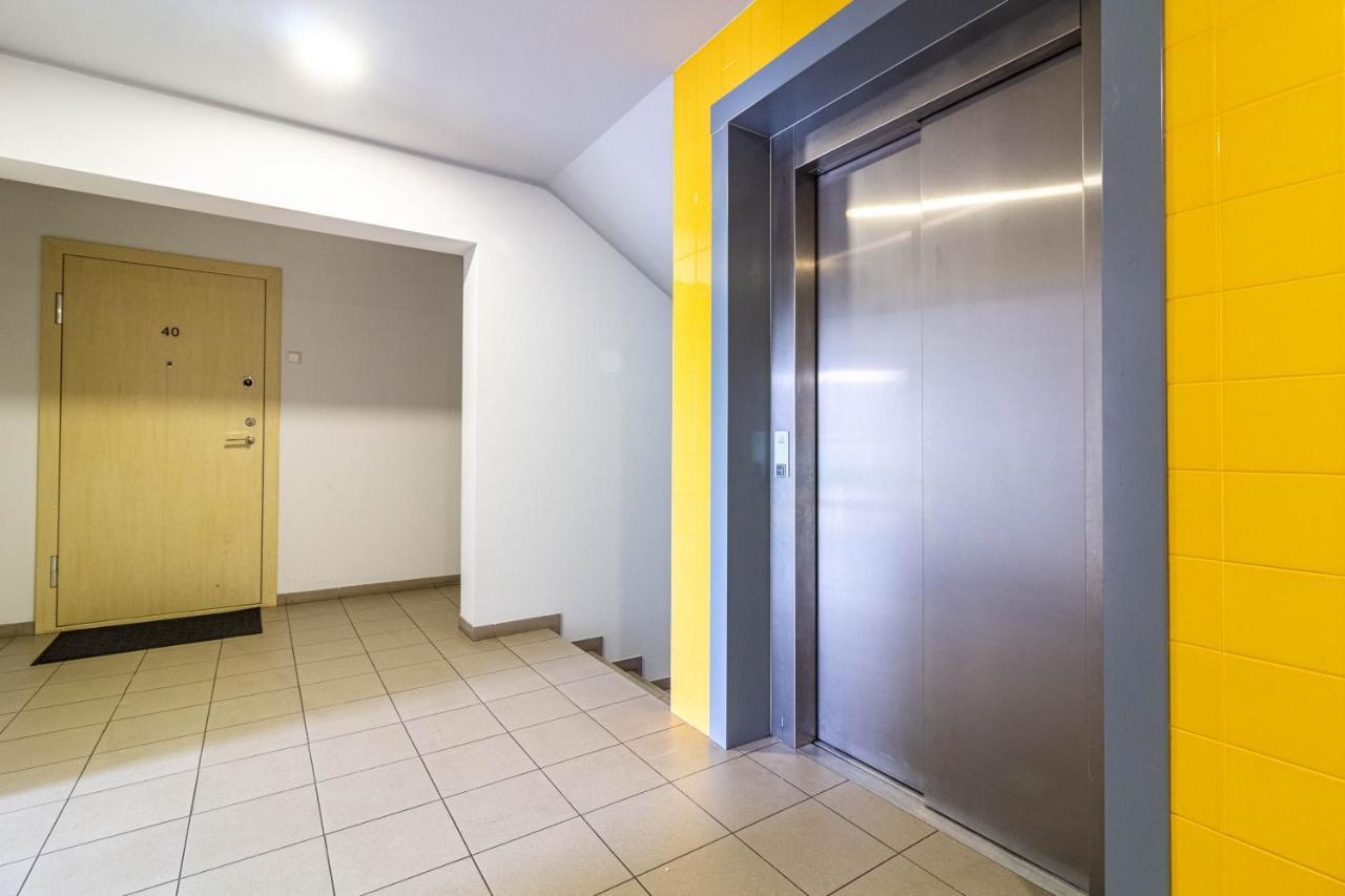Apartment Cohost I Sunny Center Apt, Covered Parking, Balcony & Self Check-in *