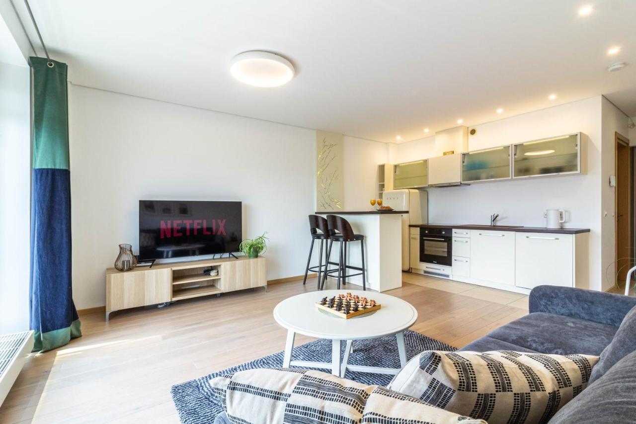 Apartment Cohost I Sunny Center Apt, Covered Parking, Balcony & Self Check-in *