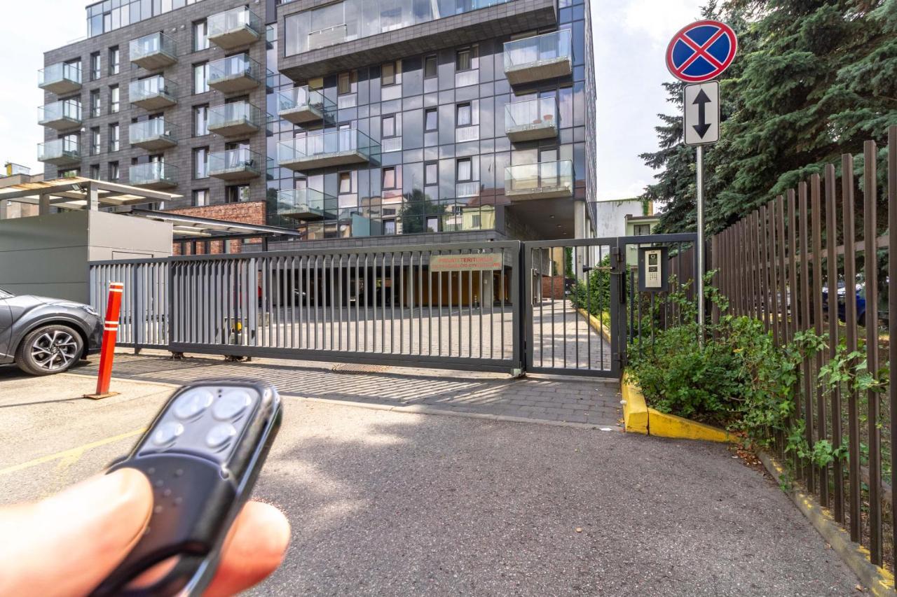 Cohost I Sunny Center Apt, Covered Parking, Balcony & Self Check-in